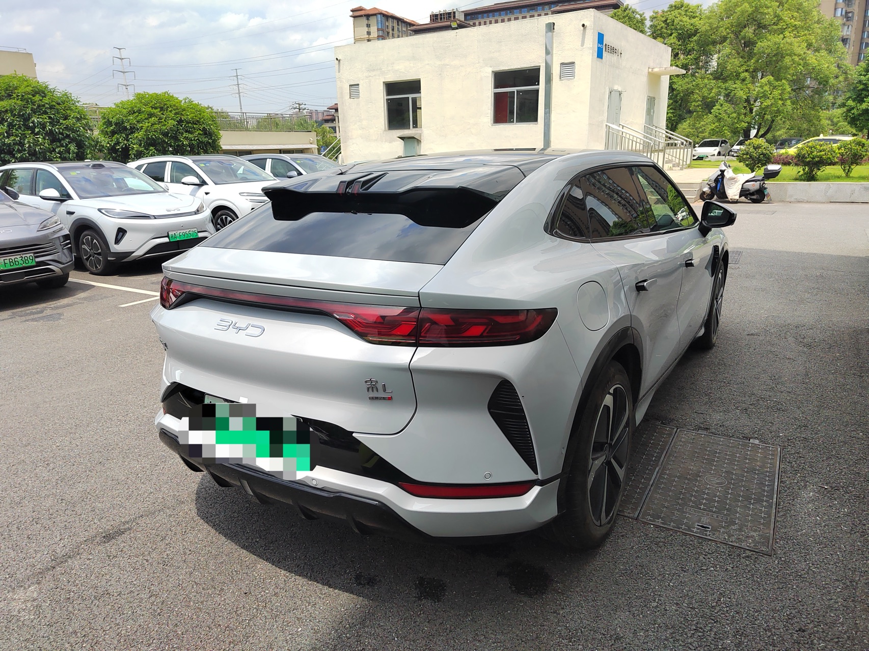 Vehicle image 10